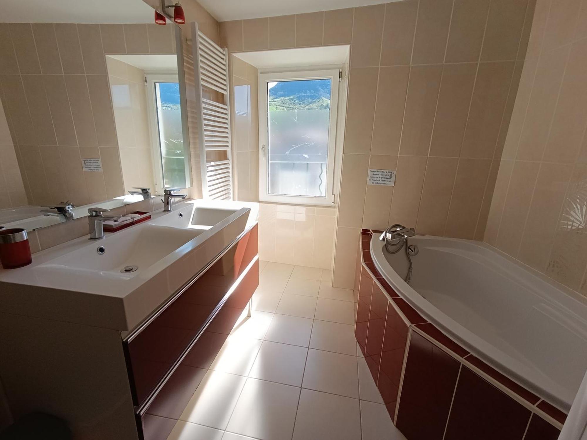 Maison Spacieuse Et Agreable Saint-Georges-de-Luzençon Exteriér fotografie